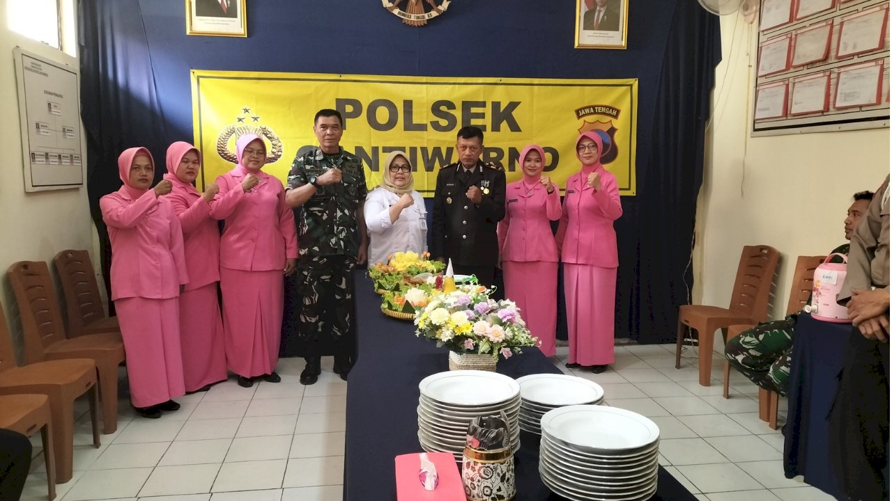 Pererat Sinergitas Forkopimcam, Camat Gantiwarno Berikan Tumpeng Peringatan Hari Bhayangkara ke-80