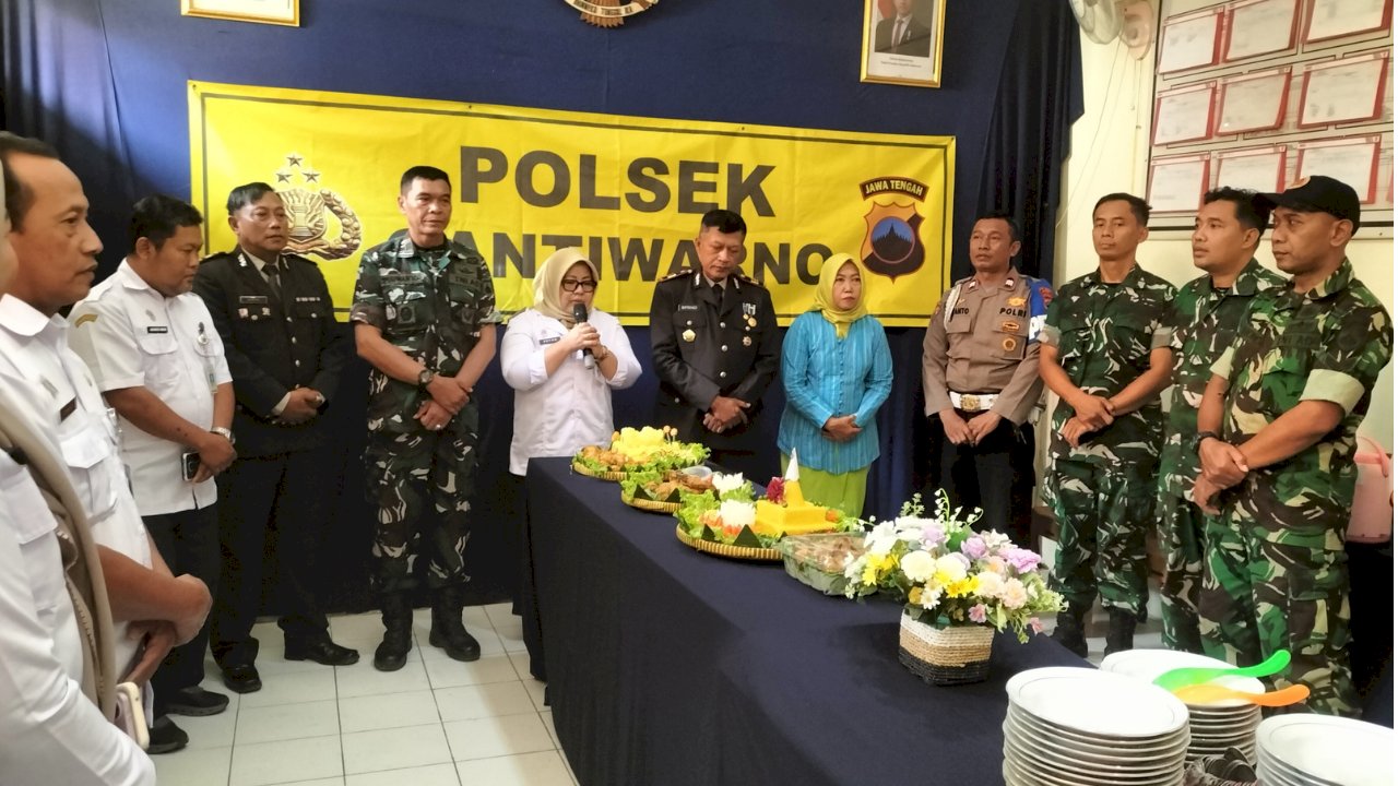 Pererat Sinergitas Forkopimcam, Camat Gantiwarno Berikan Tumpeng Peringatan Hari Bhayangkara ke-80
