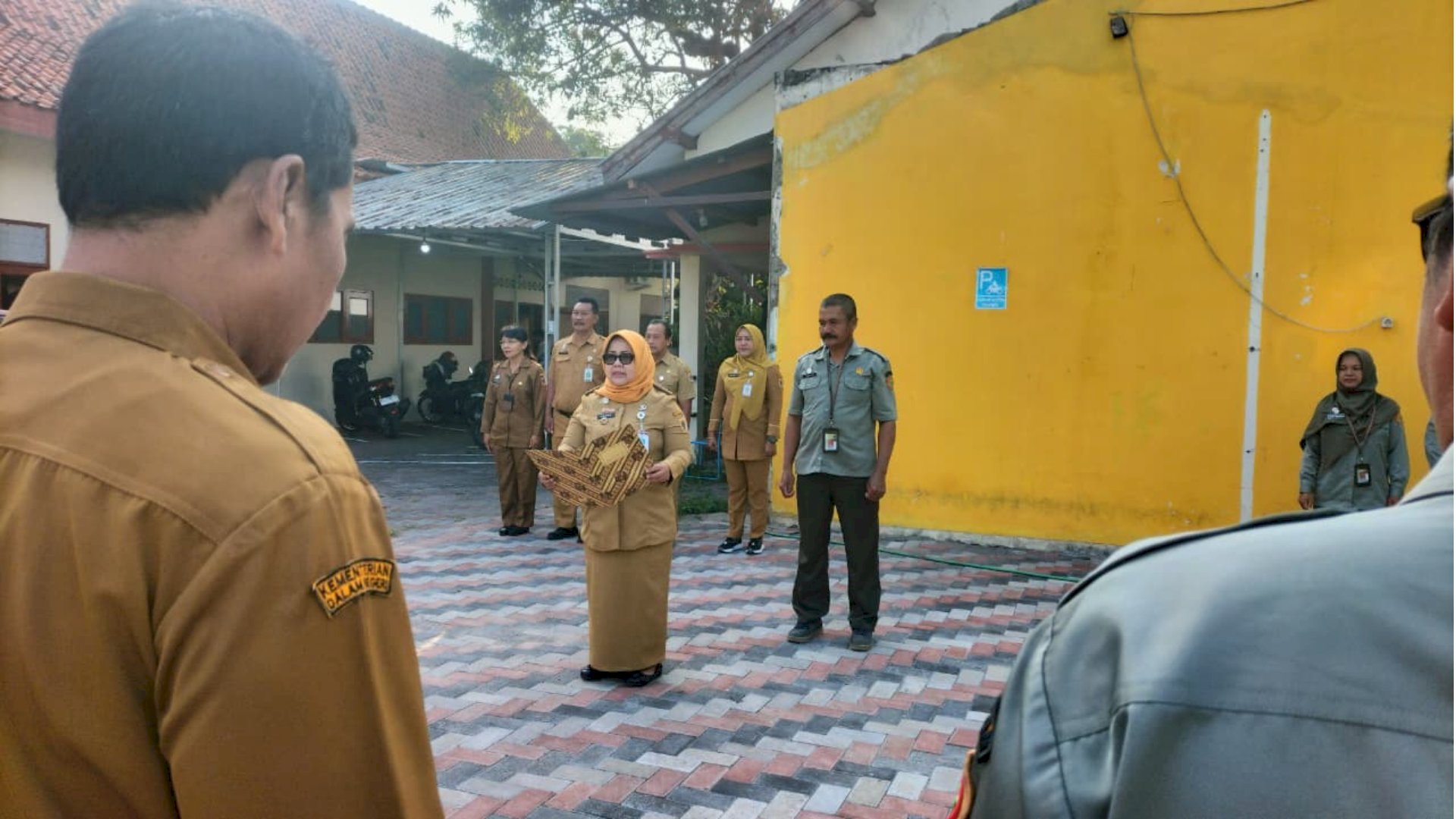 Camat Gantiwarno Pimpin Apel Pagi, Persiapan Rekor MURI Jadi Agenda Utama
