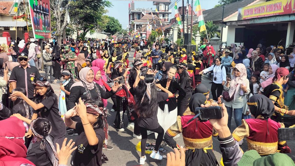 Jathilan Gaul Semarakkan Gantiwarno Menari, 500 Penari Tampil Kolosal dan 500 Porsi Soto Dibagikan