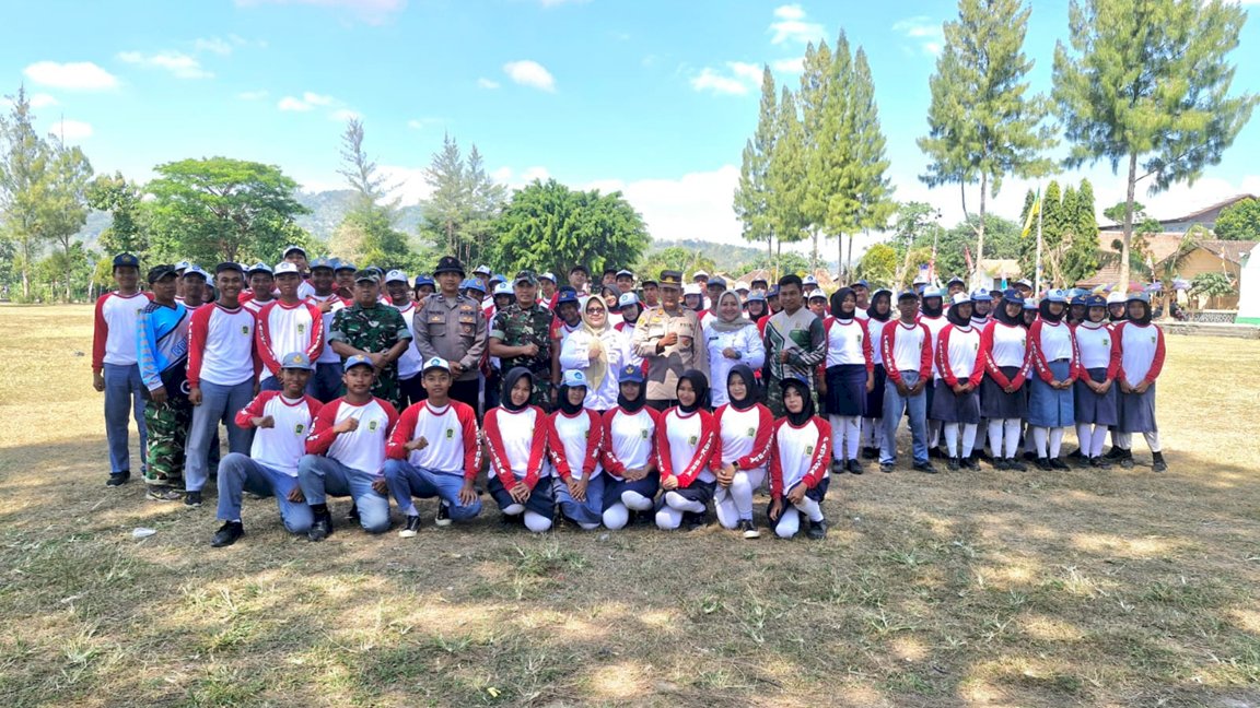 Camat Gantiwarno Serahkan 77 Kaos Latihan Paskibra Tahun 2026 dan Berikan Motivasi kepada Calon Anggota