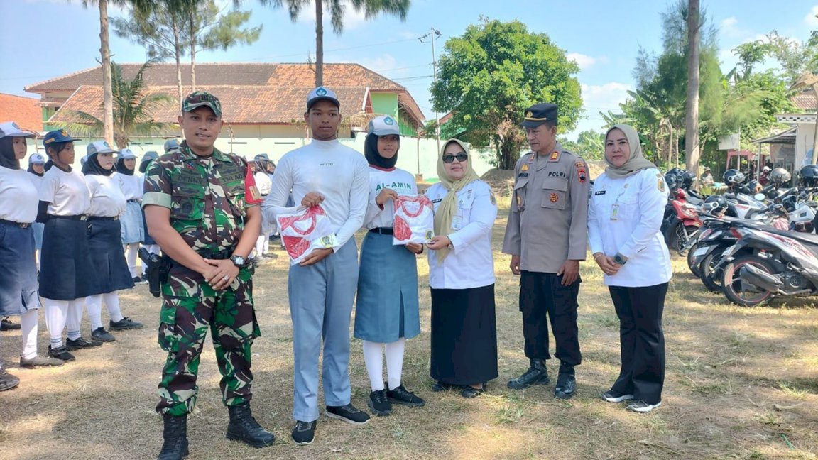 Camat Gantiwarno Serahkan 77 Kaos Latihan Paskibra Tahun 2026 dan Berikan Motivasi kepada Calon Anggota
