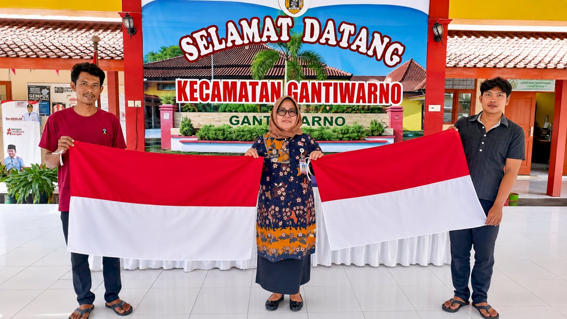 Semarak HUT ke-81 RI, Camat Gantiwarno Serahkan Bendera Merah Putih kepada Warga